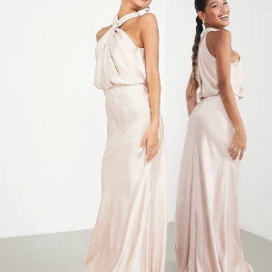 Balklänning - Rosa balklänning. Använd 1 gång på balen, väl omhändertagen. Jag är 166 och hade 3 cm klackar på sista bilden! Nypris 1500kr, säljs inte längre. Vid frågor och bilder skriv privat. Mer rosa irl än på bilden tagen på hemsidan!