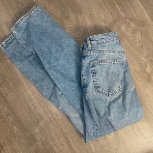 Straight leg jeans  - Raka jeans ifrån Vero Moda i bra skick🫶🏼