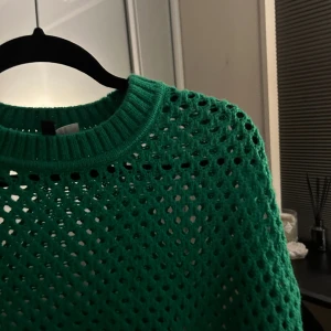 Grön cool tröja  - Jätte fin lite cropade tröjan med vida armar helt oanvänd och jätte bra skick 