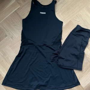Klänning från STRONGER - Aldrig använd. Klänning + shorts att ha under. Perfekt till tennis/padel/utomhusträning eller sporty look 🎾