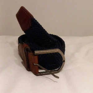 Svart grisch bälte - Tja säljer ett snyggt grisch bälte  Det är elastiskt Bra skick Inga defekter