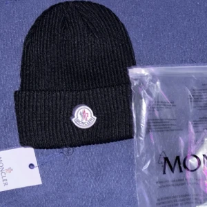 Moncler mössa  - Nyskick 