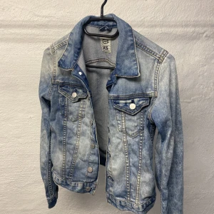 Jeansjacka från Crocker - Jeansjacka från Crocker. Använd men i fint skick. Storlek XS. 