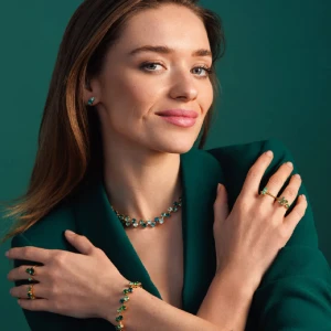 Caroline Svedbom  - Säljer mitt nästintill oanvända Caroline Svedbom halsband ”Fiona” i Grön/Guld. Andvändts endast EN gång. Nypris ca 2700kr. Pris kan diskuteras.