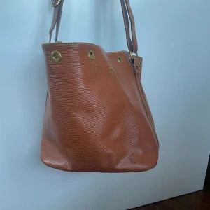 Louis Vuitton  - Köpt 2020 från The Vintage Bar. Väl använd, lite sliten men inget som är märkbart på ett sätt.  Får alltid massa komplimanger, rymmer allt du vill att den ska rymma, kläder, datorer, notesbook, sminkväskor m.m.  En bra att ha väska! 