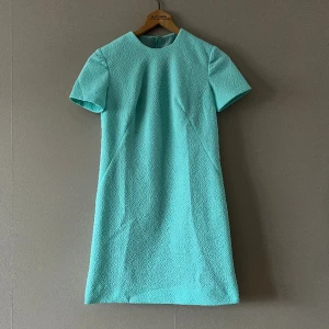 60-talsklänning  - Helt otrolig 60-talsklänning med texturerat tyg och ett innerfoder. Vintage och förmodligen från 60/70-talet. Fodret är lite skadat på insidan men det är inget som märks när man bär den. Älskar den här, men den förtjänar att användas mer ❤️