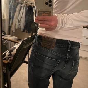 Mörkblåa Hilfiger 85s jeans. Dom är lågmidjade och utsvängda. Skriv privat vid intresse! Budet startar vid 100kr