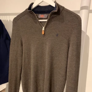 Morris zip  - En stickad half zip i märket Morris.  Använd men är i ett gott skick. Storlek small.   Nypris 1800 Mitt pris 699 Pris kan diskuteras vid snabb affär.  Vid minsta fundering så är det bara att höra av sig. 