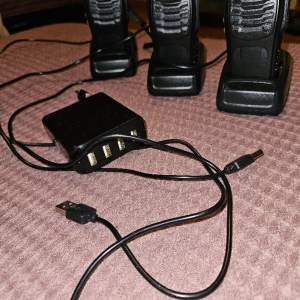 16 kanaler Walkie talkie uppladdningsbar tvåvägsradio med USB-laddningsbas 