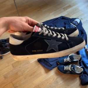 Golden goose superstar  - Sköna mörkblå Golden goose sneakers storlek 44 Bra skick  Inga originaltillbehör 