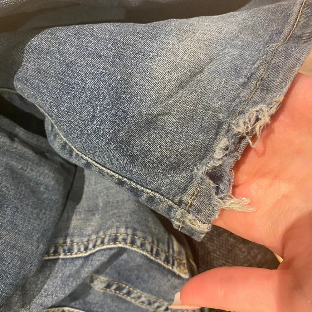Säljer mina Nelly jeans!✊ Jag har inte använt de jättemycket men ändå såpass mycket att jag trampat sönder de lite (se bild 2 & 3). 💖 Köpta för 699 kr!💸. Jeans & Byxor.