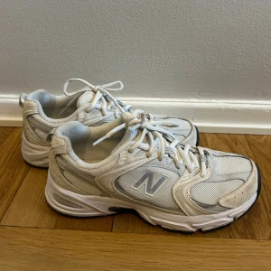 New Balance 530 - New Balance 530 skor. Endast använda två gånger så som nya. Storlek 38 1/2. Nypris 1500kr