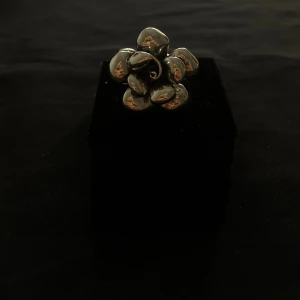 Blommring  - Justerbar ”blommring” i silver💋