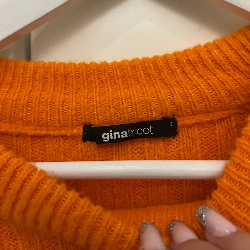 orange mysig tröja från Gina Tricot. använt fåtal gånger och är fortfarande jättefin och skön. inte nopprig eller så. färgen är lite mer stark i verkligheten! nästan neon! inga defekter eller fläckar! 🧡. Stickat.