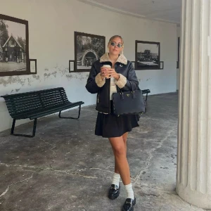 Rock and blue Belle-jacket - Belle jacket- från Rock and Blue.  Storlek 42 men skulle säga den är som en 40, lappen är kvar och helt ny. Ändast testat den en gång för att fota. Nypris 1999:- på rock and blue hemsida. Säljer för 1000kr