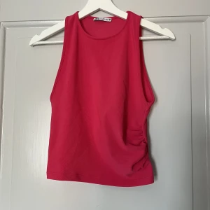 Linne från Zara - Jättefint Linne från Zara. Är mer rosa i verkligheten. Använd fåtal gånger, så väldigt bra skick💞