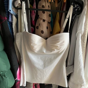 La Perla Bustier - Säljer denna underbara bustiern från LaPerla. EUR 85. Inte använd då den är för stor för mig med 75B. Passar som en S/M (enligt min uppfattning!) Midja 80-83cm. Längd 36cm. Misstänker att det är en C-kupa. Finns en liten fläck på baksidan. 