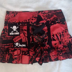 Poizen  - Röd mini kjol från märket poizen i storlek s. 