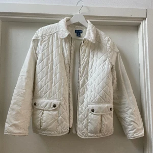 Vit Ralph lauren jacka  - En så fin vit vår jacka från Ralph Lauren! Storleken är XL för barn upp till 16 år, då skulle säga att den passar som XS/S!  Sparsamt använd 🤍