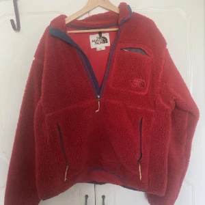 The North Face fleece - Fleece/sherpa pullover. Den är fodrad och knappt använd. Nypris ca 1200 kr