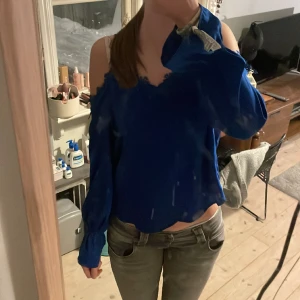 Blå blus  - Säljer en jöttefin blå spets blus ursprungligen från Gina tricot men köpt på sellpy. Fin blå färg och väldigt fina vida armar. Tröjan är inte smutsig utan det är spegel. Använd noll gånger då jag vara testad den. Kontakta gärna vid intresse❤️❤️