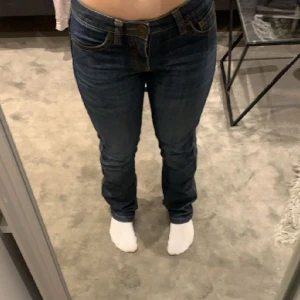 Mörkblå jeans  - Mörkblå jeans köpt på plick för 400. Dom är i märket flash strl 34🤍 säljer då dom var lite små på mig🤍