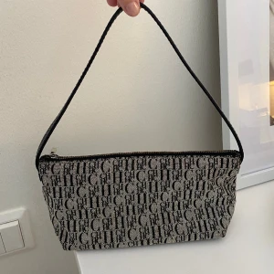 Vintage väska Carolina herrera  - Vintage väska från Carolina herrera i väldigt bra skick! Width:28 cm Height:14 cm Depth:10 cm