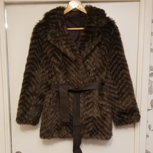 Retro pälsjacka - Tidlös vinterkappa i fakepäls. Troligen 60-70tal. Fin kvalitet, varm och stilfull. Uppskattar storleken till small eventuellt liten medium.