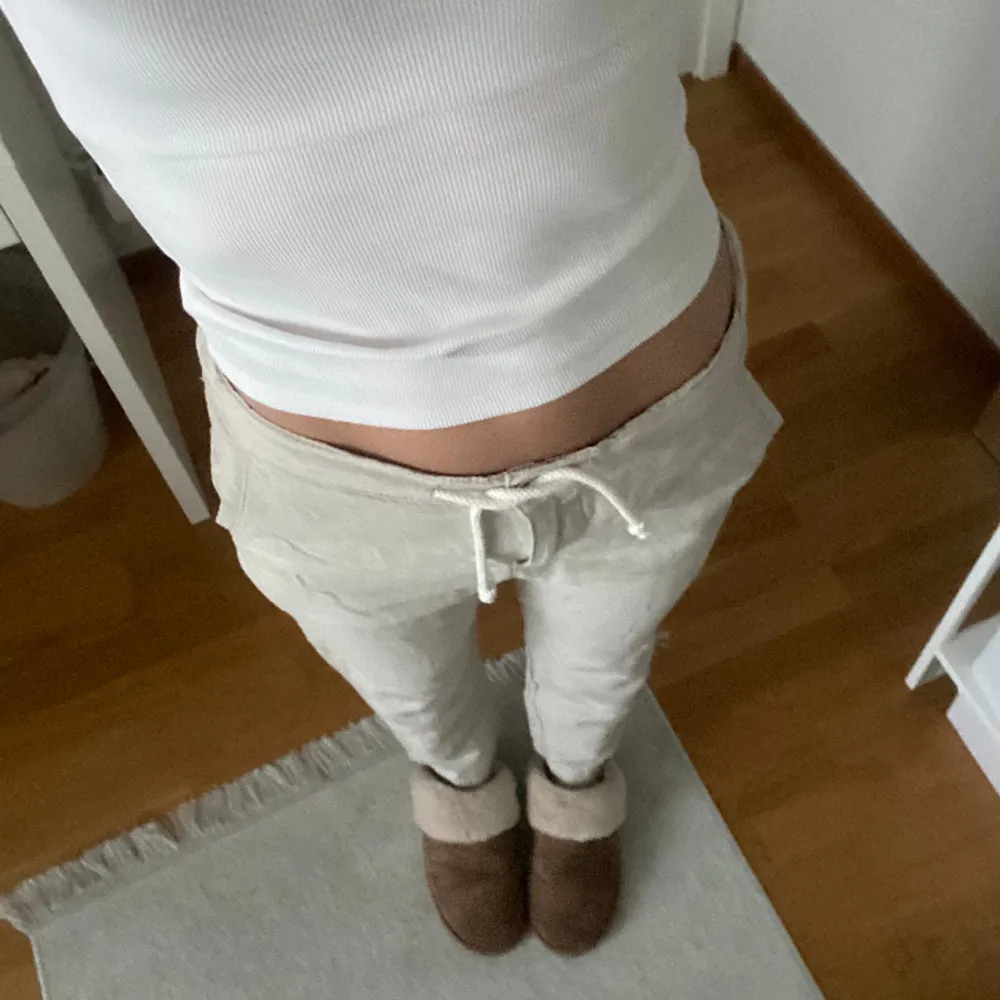 Lågmidjade linne byxor från Zara, säljer då de ej kommit till användning! Har knappt använt de så kvaliten är jätte bra! 🩷. Jeans & Byxor.