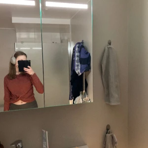 Röd tröja❣️ - Röd orange tröja,fint skick knappt använd, tröjan går ner till ryggen på baksidan❣️