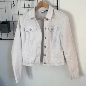 Jeansjacka - Använd sparsamt och har inga defekter💗
