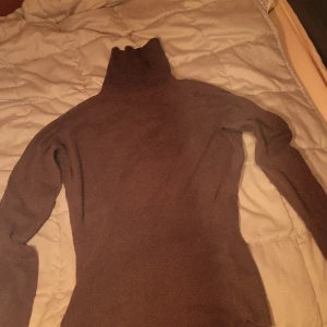 Brun turtleneck - Aa flattering tröja med ribbning i mudjan, och på ärmarna