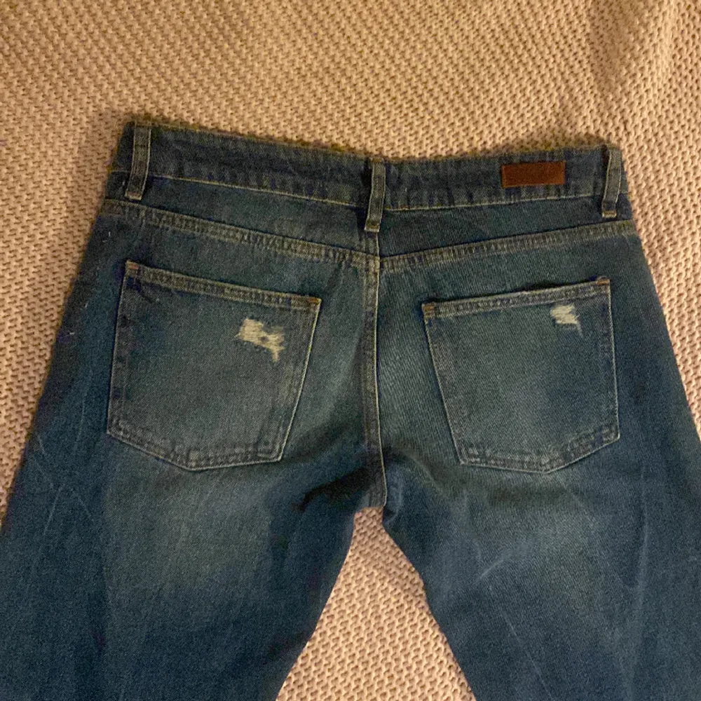 Säljer de här low waist jeansen då de är alldeles för stora för mig. Det står att det är storlek 36 men jag skulle säga att det är storlek 38.. Jeans & Byxor.