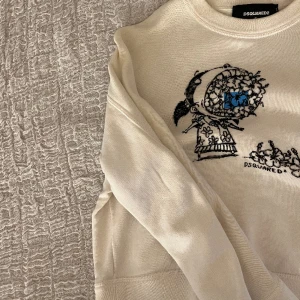 Dsqaured2 tröja  - Säljer en vintage dsquared2 tröja i storlek S men passar Xs då den är liten i storlek. 