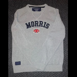 stickad Morris tröja - Hej, säljer den här riktigt snygga Morris tröjan. Tröjan är i bra skick bortsätt från armhålorna som är lagade men med lagningarna är den fint skick!  Modellen är 177cm runt 65kg  Kom pm vid intresse eller frågor! Pris kan diskuteras vid snabb affär 