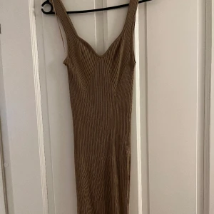 Klänning - Brun klänning från gina tricot, säljer då den var för stor. 