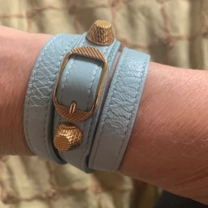 Intressekoll på balenciaga armband🩵 - Superfint baby blått balenciaga armband 3 varv! Skriv privat för fler bilder eller prisförslag!🩵🩵 ‼️LÅNAD BILD‼️