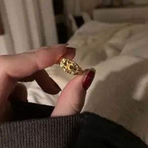 Den köptes för inte så länge sedan, där med har den inte används så mycket. Det är en silver ring dränkt i ett tjockt lager guld. Original lådan finns kvar och om någon vill köpa den skickas ringen i den.