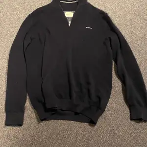 Säljer denna sköna quarter zip tröjan då den ej kommer till användning mer, köpt för 1399kr mitt pris 850. Inga defekter eller andra skador!