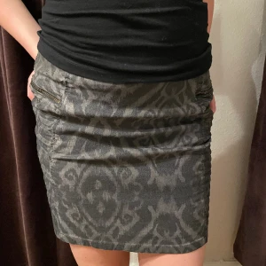 Mönstrad kjol  - Super snygg, vintage, grå mönstrad kjol. Använd ett par gånger. Materialet är ganska stressigt, skulle säga att de är  S/M i storlek.