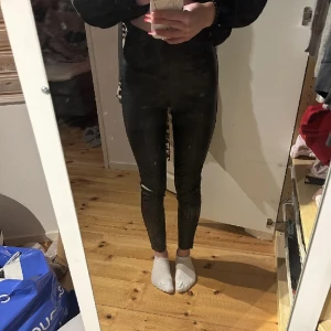 Skinnbyxor - Säljer nu mina super snygga skinnbyxor från h&m då dom ej kommer till användning längre. 🤍