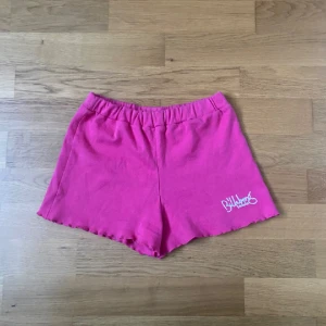 rosa mjukisshorts - rosa mjukisshorts från märket billabong🩷