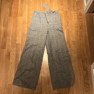 Kostymbyxor  - Jätte sköna kostymbyxor liknade byxor.  Bra skick Säljer för att jag har växt ur dom Köparen står för frakt men finns möjlighet att mötas upp i Stockholm 