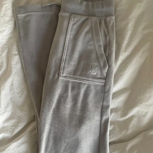 Juicy Byxor - Ljus grå Juciy byxor💗 inte mycket använda, köpte för 1200kr🙌 kan inte hitta dessa byxor igen på någon hemsida