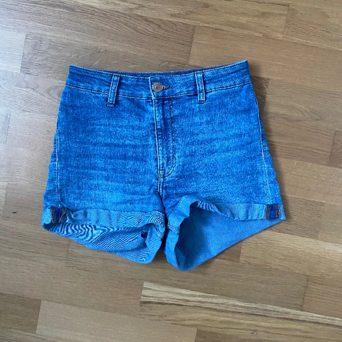 blå jeansshorts 