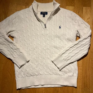 Half zip Polo Ralph Laurent  - Säljer nu min riktigt stiliga half zip från Polo Ralph Laurent. Tröjan är som ny max använt 7 gånger. Tröjan kostar 1899 ny men säljer den nu för 550. Barnstorlek L skulle säga den Passar vanlig storlek xs och s. Skriv om ni har några frågor!😊