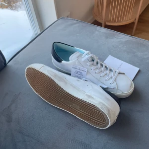 Philipe model skor - Helt oanvända philipe model skor i topp skick storlek 44 beställde dessa 2 storlekar för stora om nån har philipe i 42 går det att byta, box ingår och lappar som visar att de nt används, köpte dessa för 4000 men säljer billigt för problem med retur