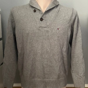 Hilfiger tröja - Snygg tröja med krage och knappar! I väldigt bra skick.