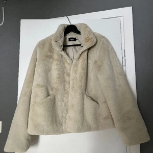 Pälsjacka  - Säljer denna superfina trendiga pälsjacka från only i storlek M. Köpt för 550 kr och använd fåtal gånger. Skulle säga att den är sann till storlek😍