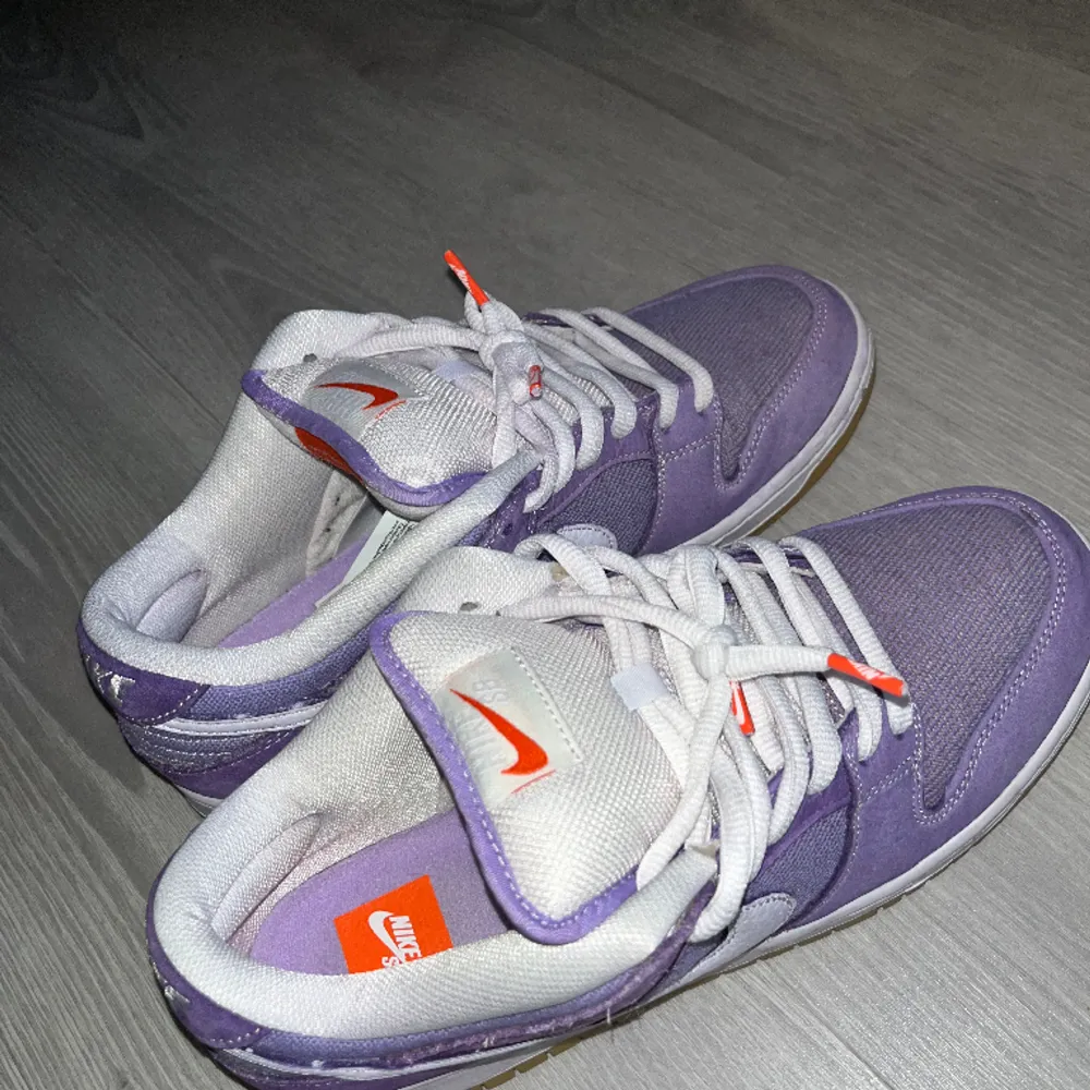 Nike sb dunks, nästintill oanvända med inga som helst tecken på användning.  Nypris ca 4000-5000:- Bara att hojta till för mer info/bilder  . Skor.